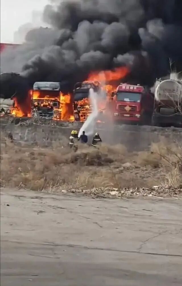 惊险！陕西一加气站燃起大火，数米高火焰吞噬半挂车