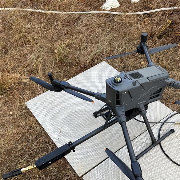 大疆M400适配无人机高压清洗系统高空幕墙